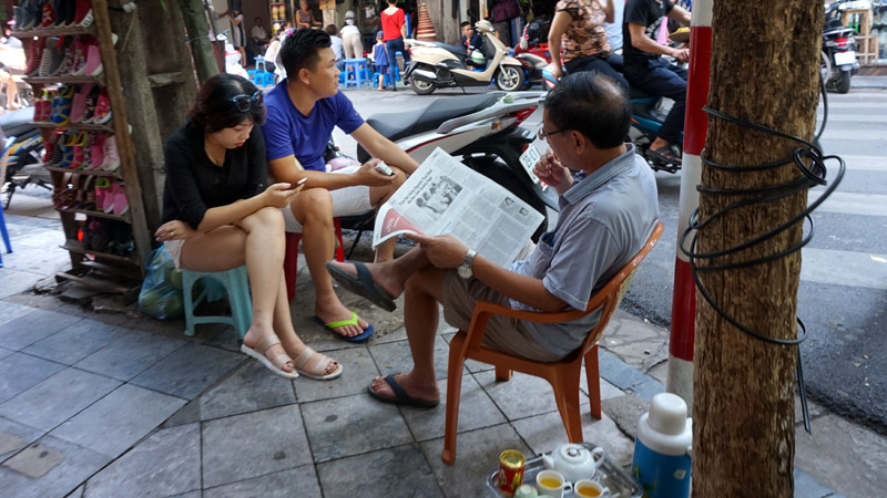 Người[-]đọc[-]tin[-]tức[-]báo[-]in[-]đang[-]dần[-]mai[-]một[-]ở[-]Thủ[-]đô